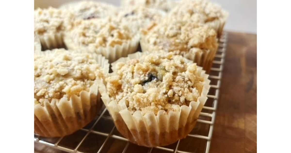 Use up your ripe bananas by making these blueberry banana muffins! They're easy to make and the best part: they're topped with delicious streusel. 